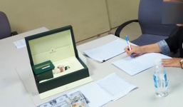 Nữ Việt Kiều trốn thuế chiếc đồng hồ 830 triệu đồng